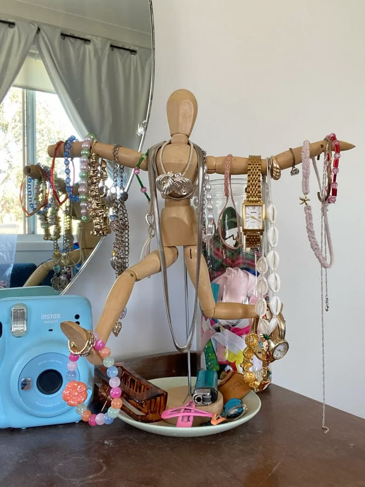 Artist’s’ manikin for holding jewelry | Credit: Pinterest