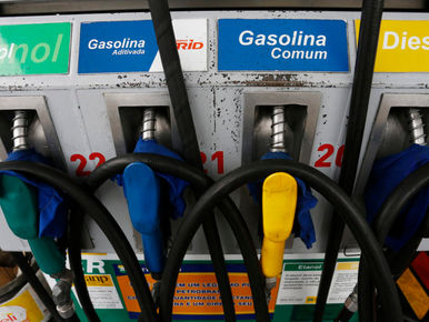 Governo avalia subsídio e desoneração para conter alta dos combustíveis, mas não há consenso