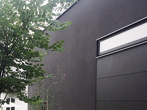 Entré modern villa med trädäck