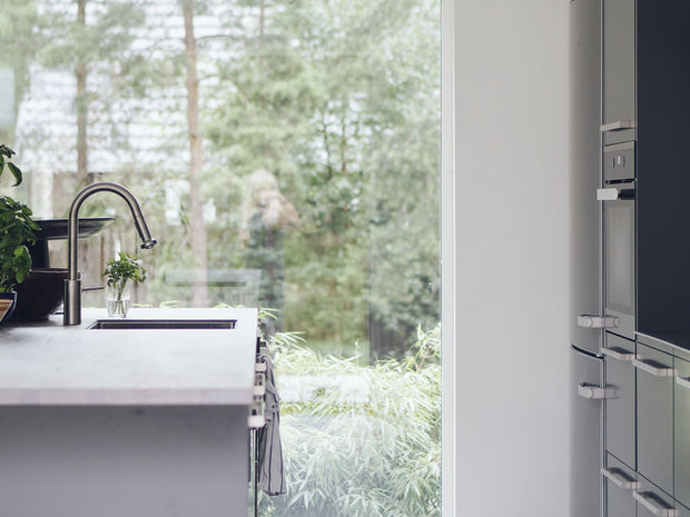 Grått enkelt kök med utsikt
