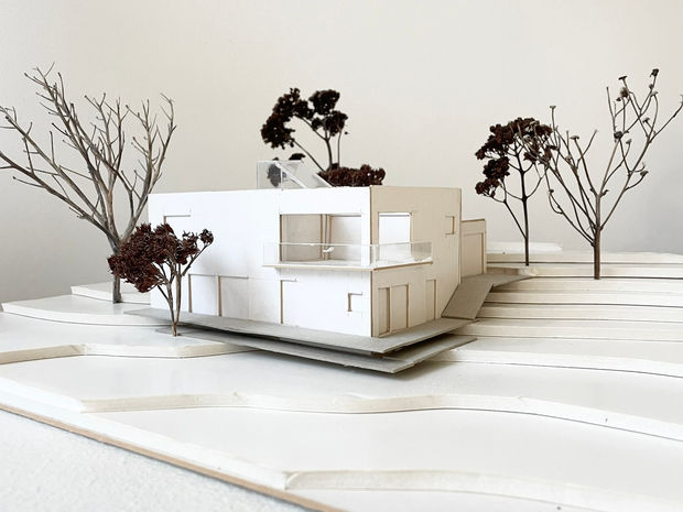 Modell i papp av villa med modern arkitektur
