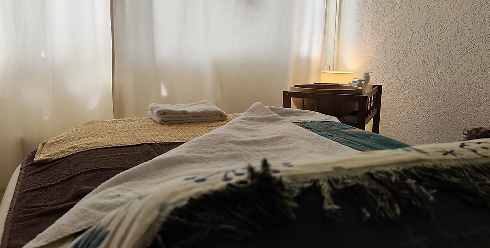 Cabinet de soins de Jessica Métrailler à Châtillens, avec table de massage préparée, linge doux et ambiance chaleureuse et apaisante.