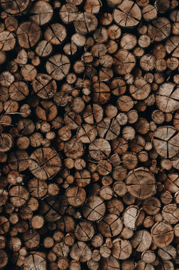 Bois et matière naturelle, symbole de chaleur et de transformation