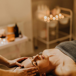 Massage crânien pratiqué dans un cadre de détente profonde et de rééquilibrage corporel
