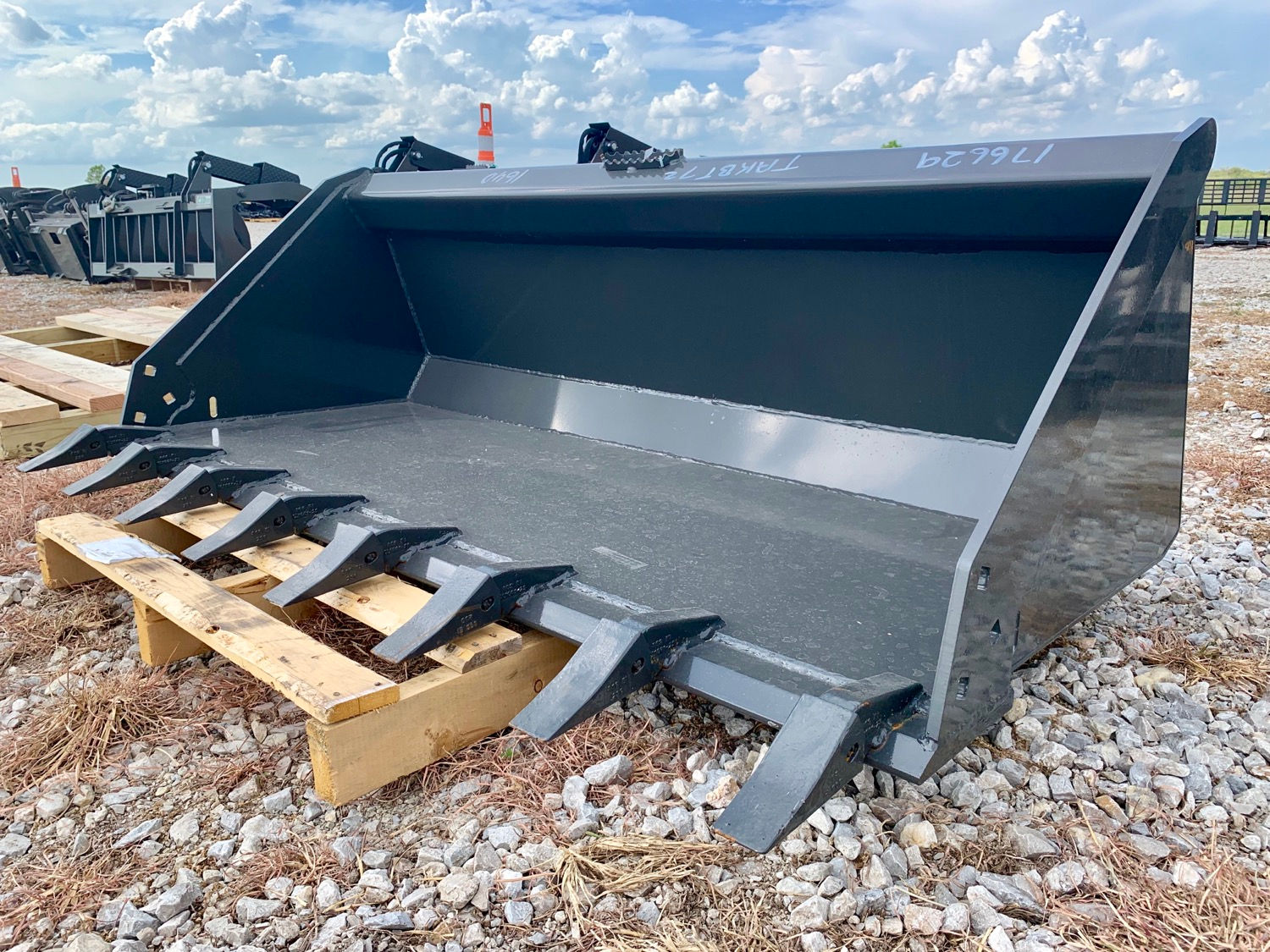 CID Xtreme Track Loader Buckets w/ Teeth