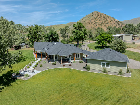 Modern Country size home nestled in the moutains