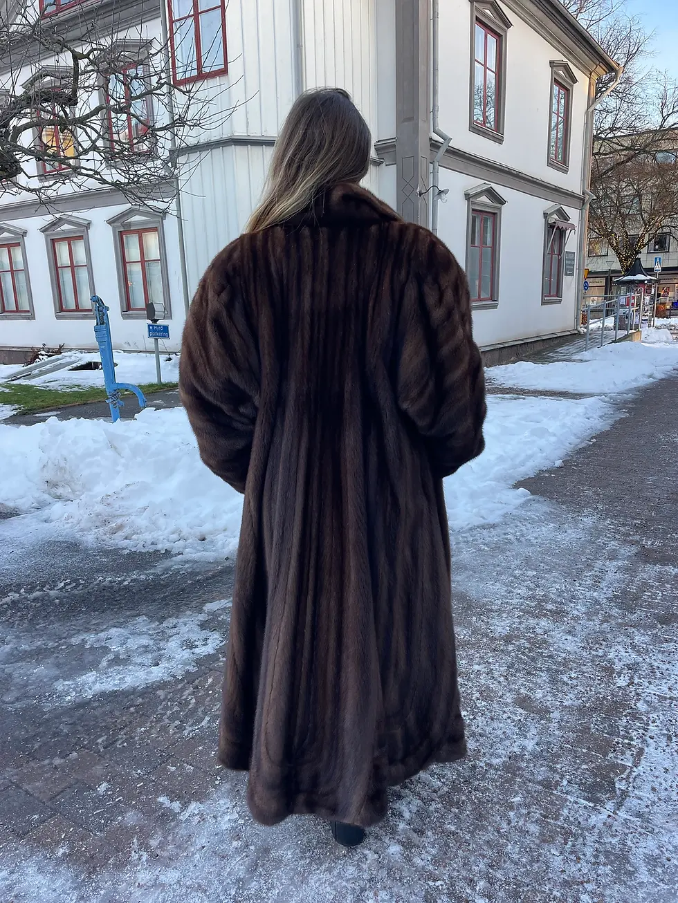 Thumbnail: Saga mink fur coat luxury long fur coat for elite women