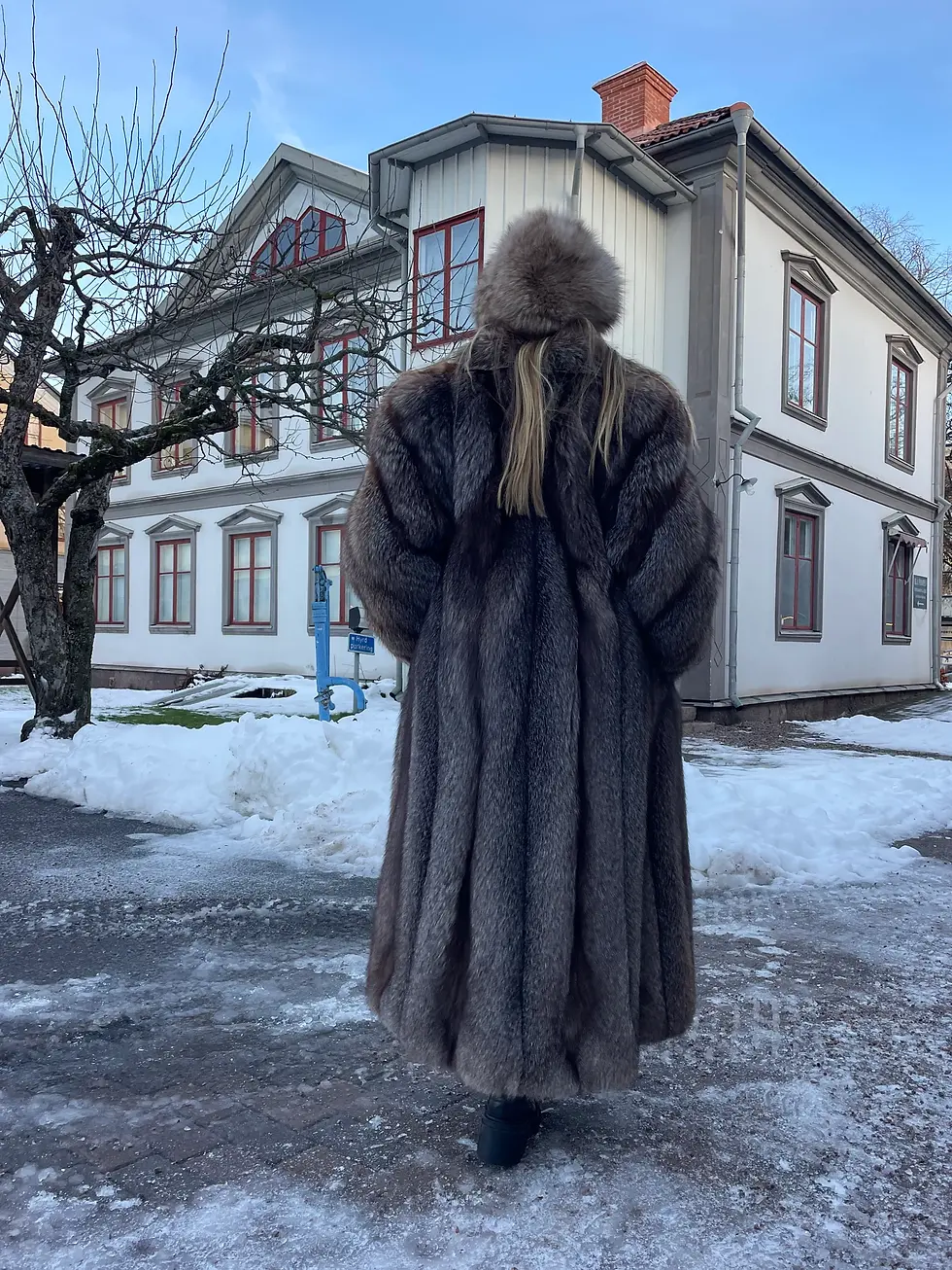 Thumbnail: Frost Fox Fur long fox fur coat for luxury woman