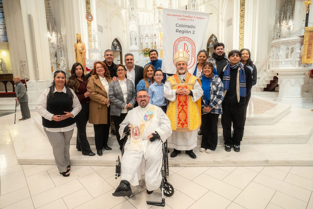 El obispo Jorge Rodríguez con familias del área Colorado Región 2 en la Misa del Jubileo del Movimie