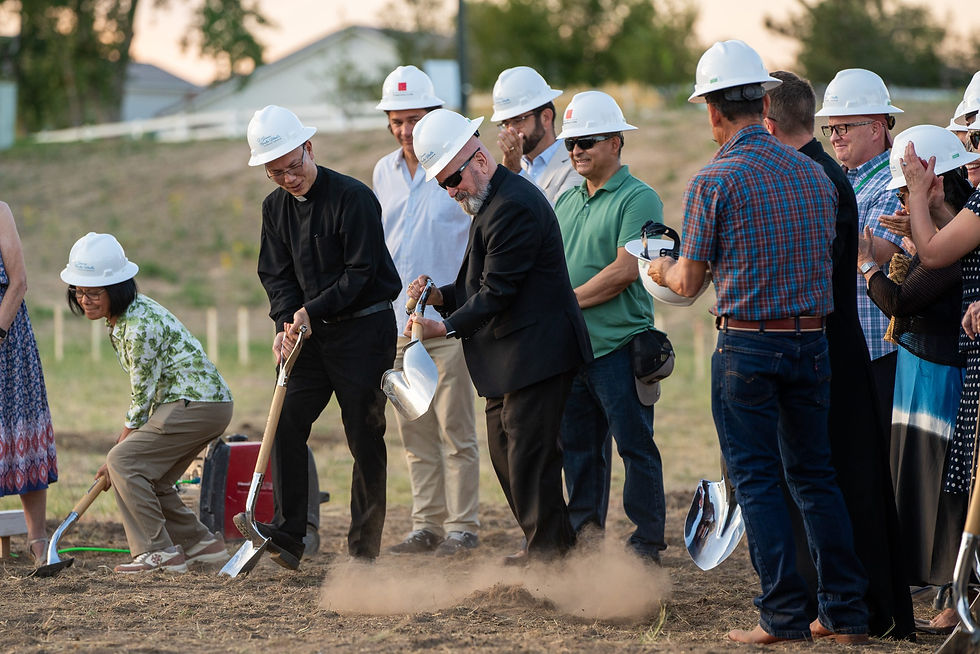 El arzobispo Samuel Aquila (centro), el padre Vincent Thuan Van Bui (izquierda) y feligreses durante una ceremonia de inauguración para la nueva iglesia de la parroquia St. Gianna Molla en Denver. (Photo by Rebecca Slezak/A&D Creative)