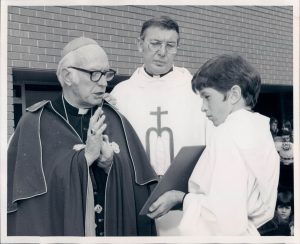 El arzobispo James Casey visita la iglesia Nuestra Señora de las Montañas el 24 de noviembre de 1977