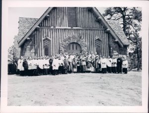Feligreses y visitantes se reúnen afuera de la recién dedicada iglesia Nuestra Señora de las Montaña