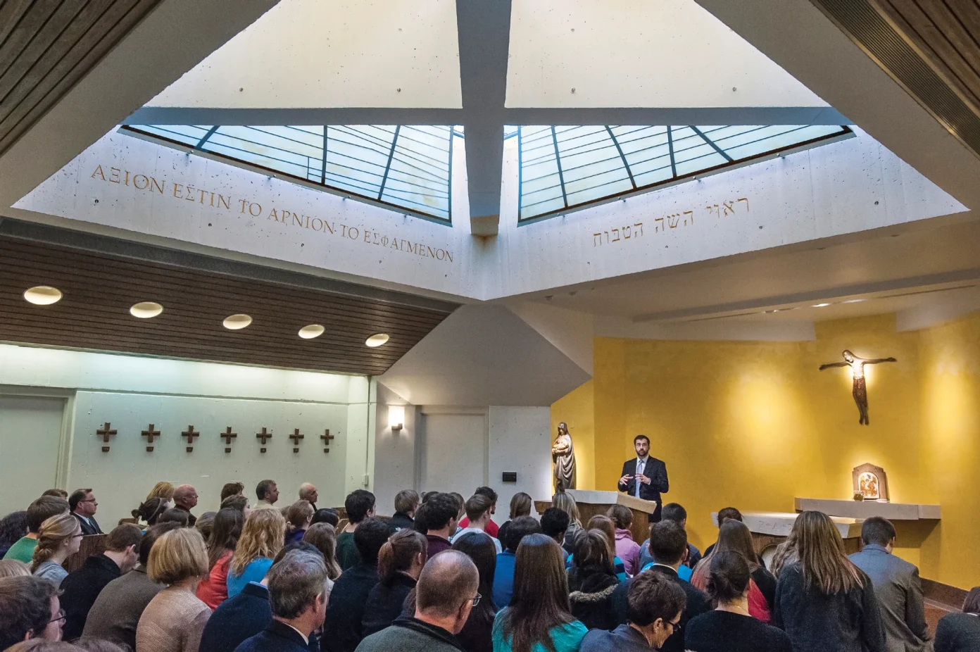Adam Hermanson se dirige a una multitud en la capilla Benet de la Universidad de Mary en Bismarck, D