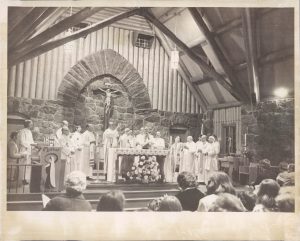 Misa celebrada en la iglesia Nuestra Señora de las Montañas en 1977. (Foto: Archivos EPC)