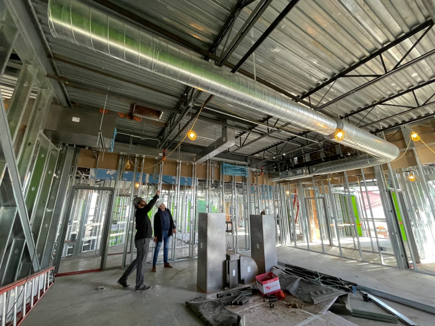 Hermanson examina el lugar de trabajo en la parroquia Our Lady of Peace en Aurora.