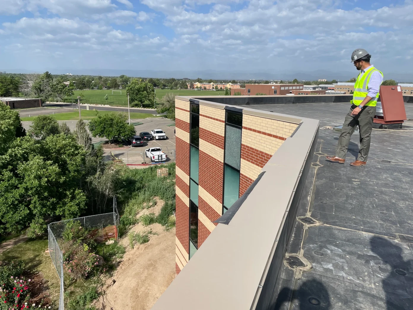 Hermanson examina el lugar de trabajo en la parroquia Our Lady of Peace en Aurora.