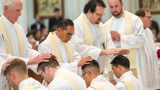 Orando por nuestros sacerdotes: 12 maneras de apoyar espiritualmente a nuestro clero