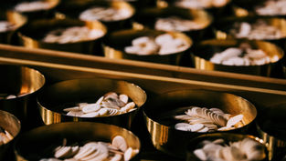 La Eucaristía es fuente de fraternidad porque nos impulsa a construir lazos de amistad, explica experto