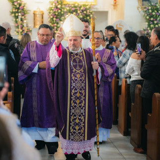 El arzobispo saluda a los presentes al finalizar la Misa. (Foto: Juan Andrés Coriat)