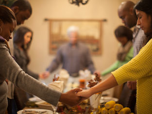 ¿Te toca dirigir la oración de Acción de Gracias? 5 oraciones para tener a la mano