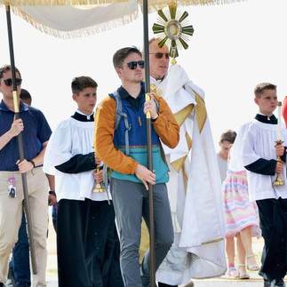 Jack Krebs, uno de los peregrinos perpetuos que camina en la Peregrinación Eucarística Nacional, ayu