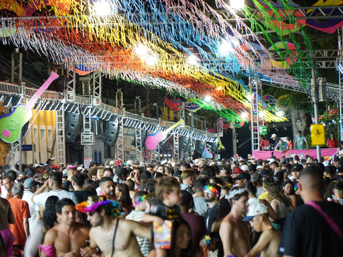 Ilhabela alerta para proibição de bebidas em recipientes de vidro e spray de espuma durante o CarnaIlha 2026