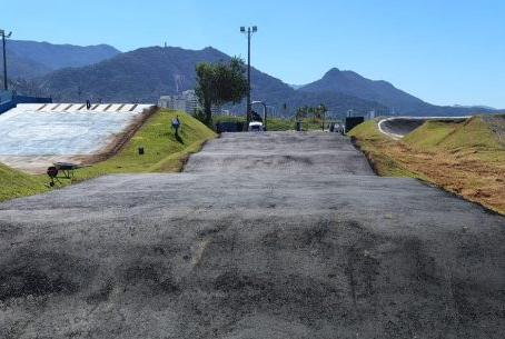 Prefeitura de Caraguatatuba inicia reforma da Pista de Bicicross no Indaiá