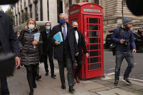 11月11日，欧盟首席谈判代表米歇尔·巴尼耶（中）前往与英方谈判的地点。（图片来源：新华社）