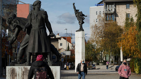 10月28日,人们从斯洛文尼亚克拉尼的一处广场上走过。(图片来源:新华社)