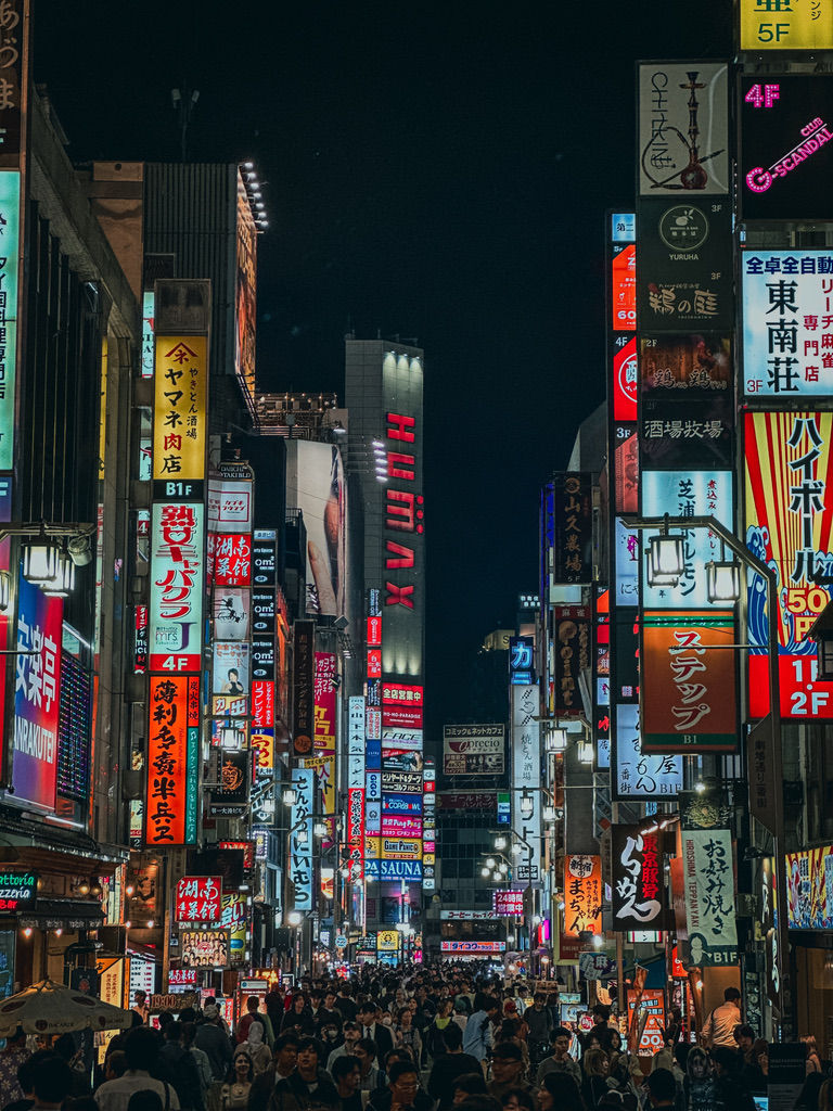 Rue de Kabukicho illuminée la nuit – photo urbaine du Japon