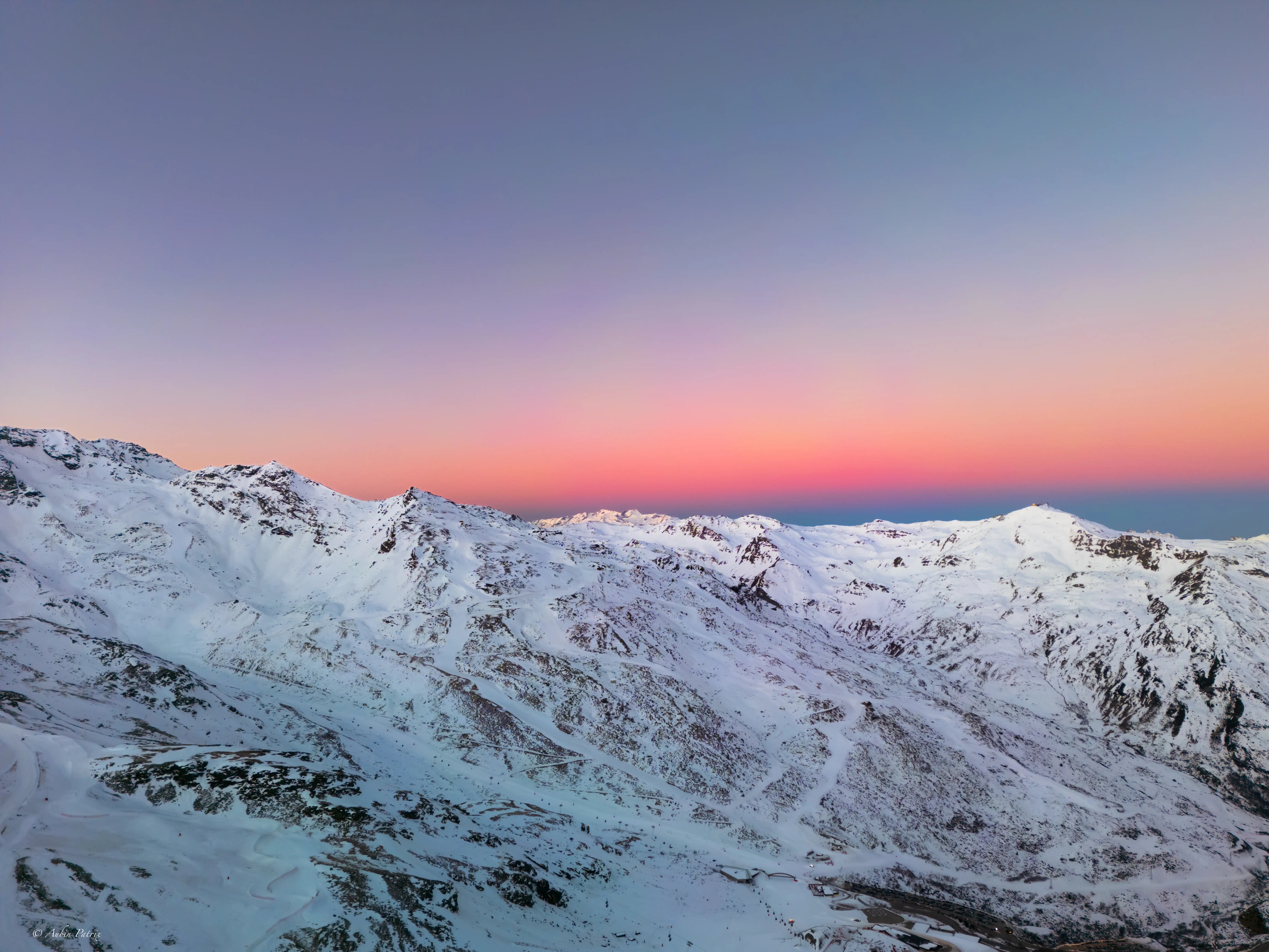 photo aérienne des alpes françaises pendant le coucher de soleil