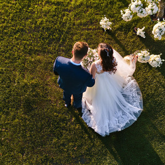 mariés-echange-des-voeux-photographie-drone-mariage