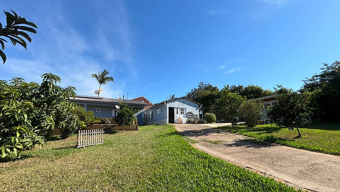 (casa 1)
🔸 03 dormitórios
🔸 01 suíte c/ closet 
🔸 Banheiro social
🔸 Sala estar ampla
🔸 Sala Tv 
🔸 Cozinha ampla 
🔸 Piscina
🔸 Energia solar
🔸 Garagem coberta 

(casa 2)
🔸 02 dormitórios
🔸 Cozinha
🔸 Banheiro social
🔸 Sala estar
🔸 Piscina
🔸 Energia solar
🔸 Garagem coberta 

📐1.116 m2 Terreno
📐 258,84 m2 Benfeitorias 
