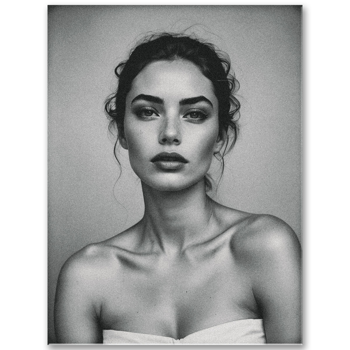 Čiernobiely portrét elegantnej ženy s výrazným pohľadom