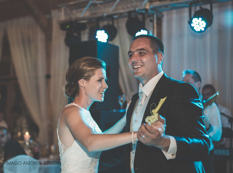 Fotografija prvog plesa mladenaca na vjenčanju