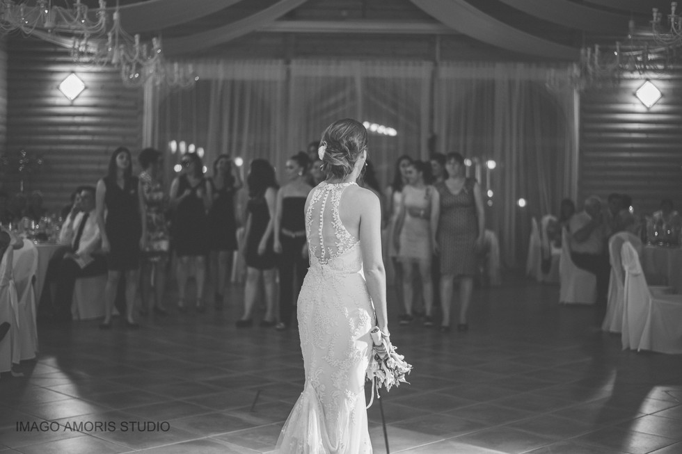 Fotografiranje bacanja buketa na vjenčanju