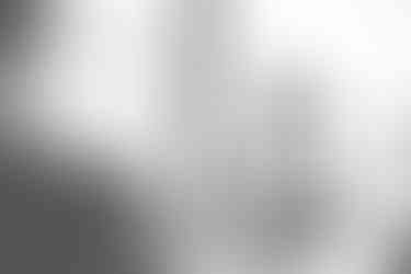 Mladenci razmijenjuju poglede na foto i video sessionu na vjenčanju u Krašogradu