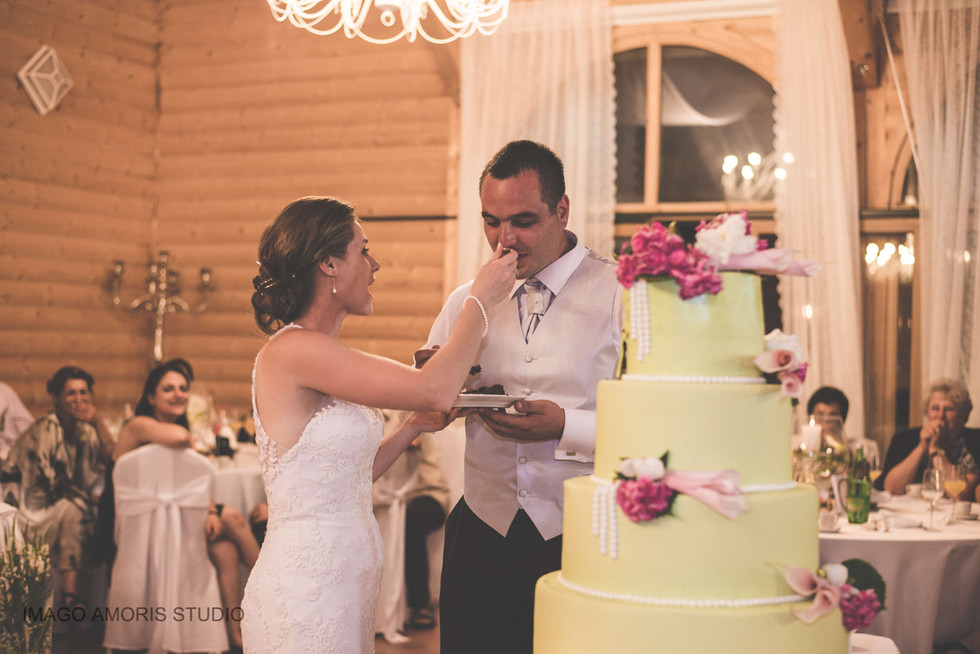 Snimanje rezanja svadbene torte na vjenčanju