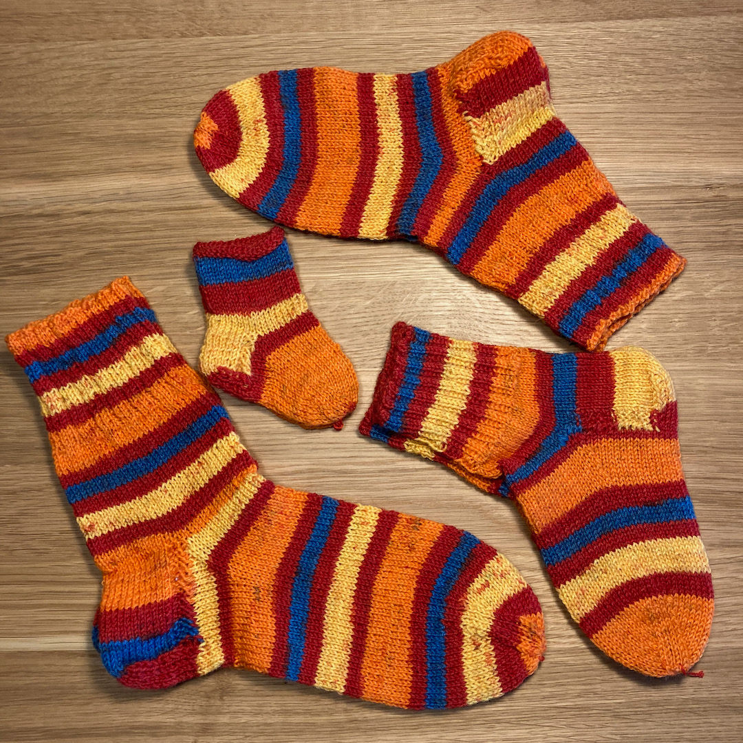 Socken: gelb, orange, blau gestreift