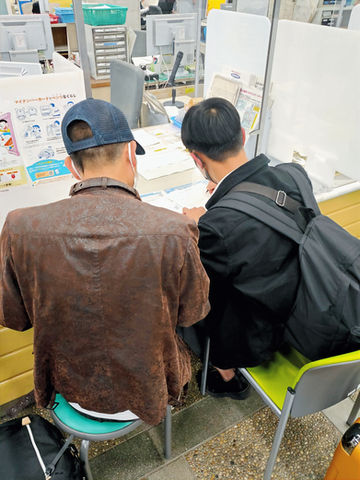 申請等取次研修会を受けるベトナム人