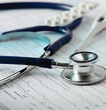 Estetoscopio en el cardiograma