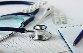 Estetoscopio en el cardiograma