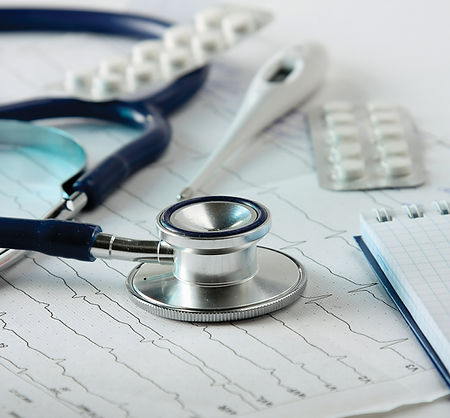 Stethoscope sur le cardiogramme