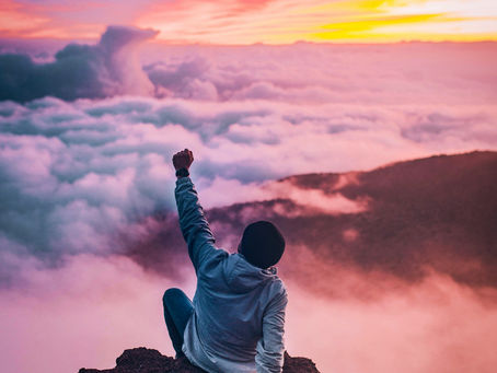 Jeune immigrant au Canada heureux et vainqueur