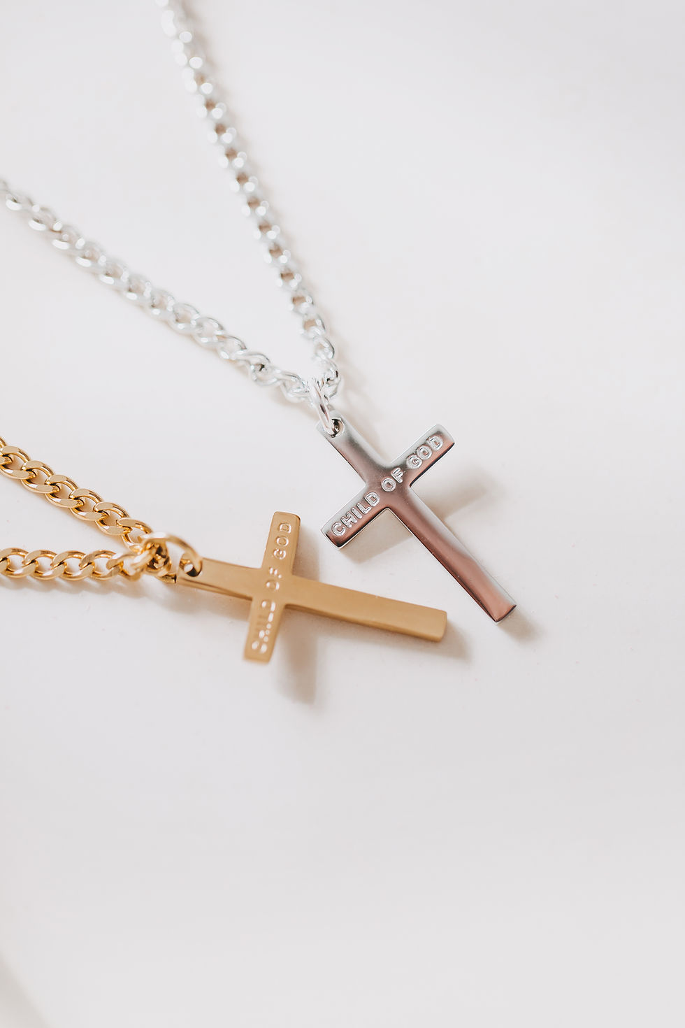 Miniaturbild: Silberne Männerkette mit Kreuzanhänger – Identität in Christus tragen