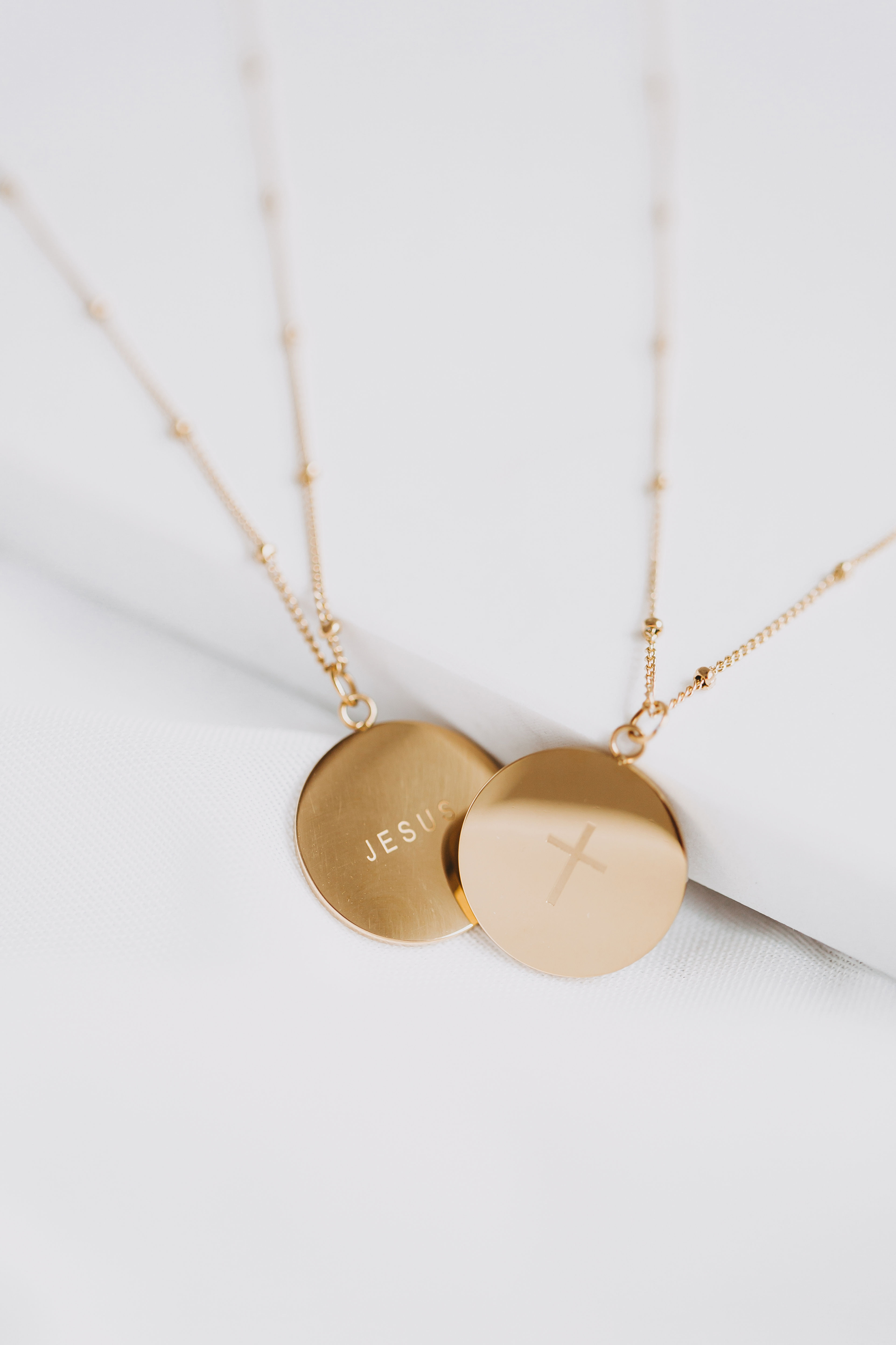 Beidseitig tragbare Halskette mit „Jesus“ & Kreuz – König der Herrlichkeit