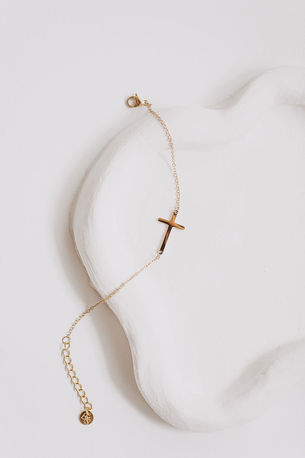 Miniaturbild: Goldenes Kreuz-Armband – feiner Schmuck für Frauen mit Glauben