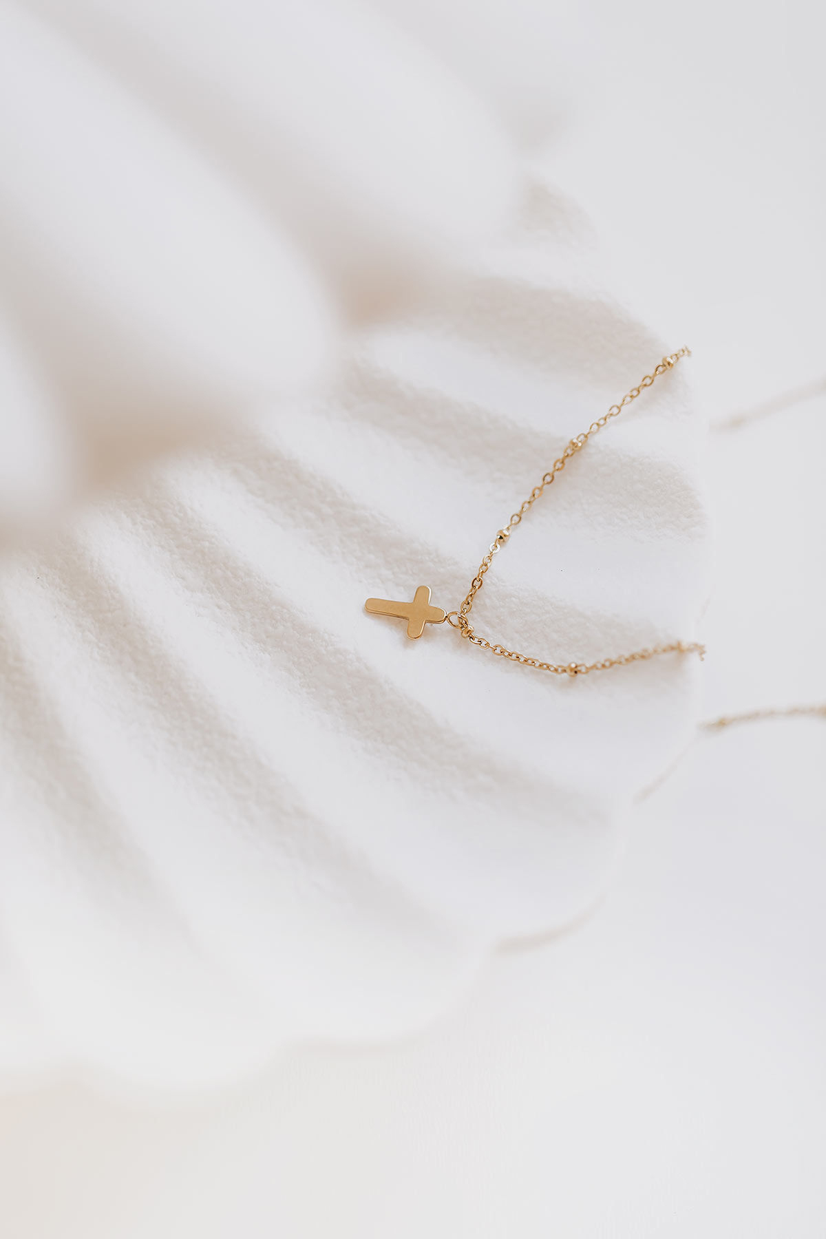 Zarte Perlenkette mit Kreuz – christlicher Schmuck in Gold oder Silber