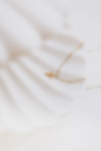 Zarte Perlenkette mit Kreuz – christlicher Schmuck in Gold oder Silber