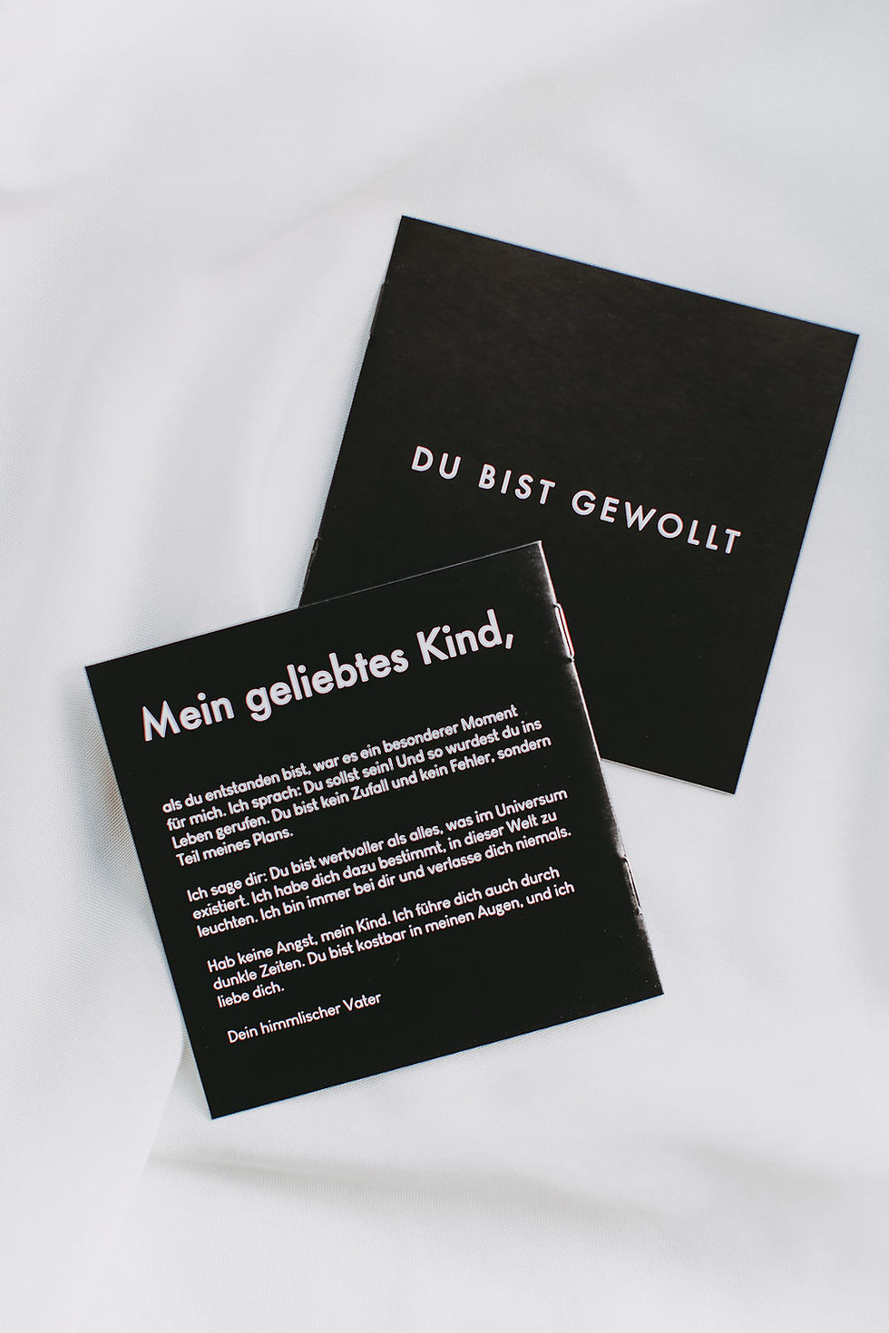 Miniaturbild: Minimalistisches, ansprechendes Design der Broschüre, das zur Botschaft einlädt, ohne zu überfordern.